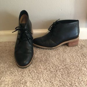 Clark’s black leather booties size 9